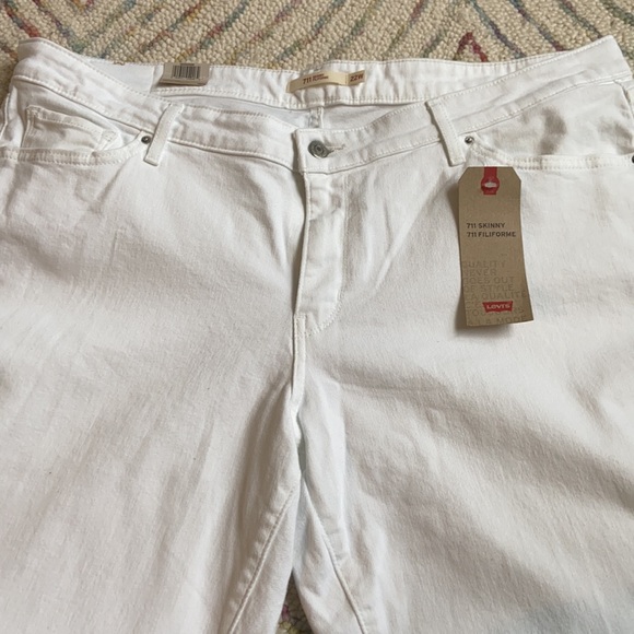 White Levi’s 711 Skinny Size 22W - Picture 3 of 3